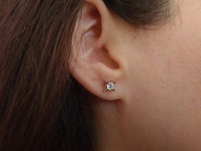 Classic stud earrings with 2 lab diamonds in 585 white gold – 0.36 ct