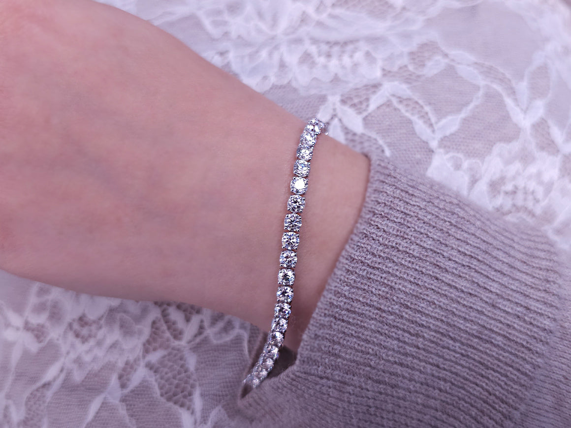Elegant tennis bracelet with 10.00 ct lab-grown diamonds in white gold