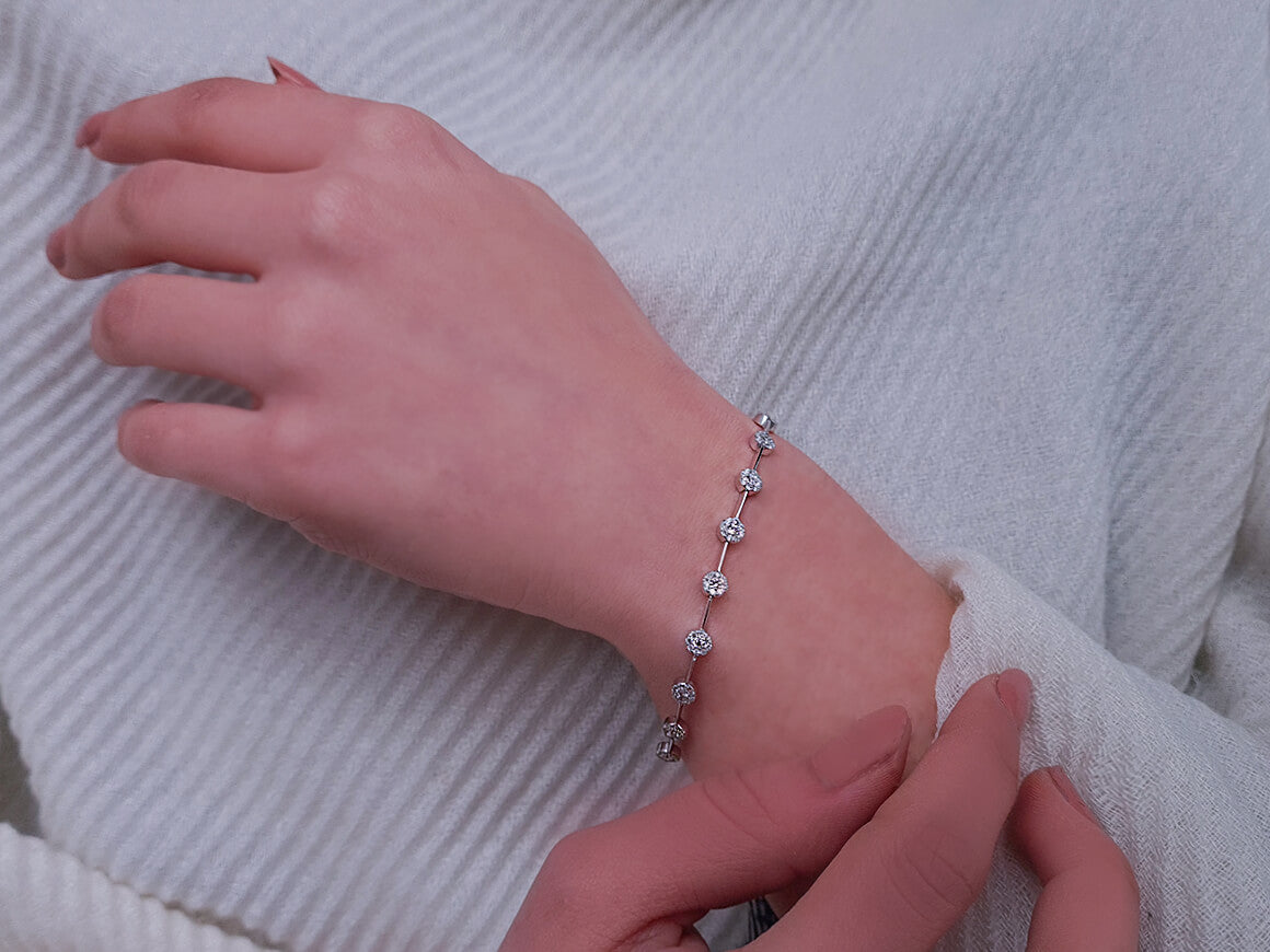 Luxurious bracelet with 153 round diamonds in 14K white gold – 1.05 ct