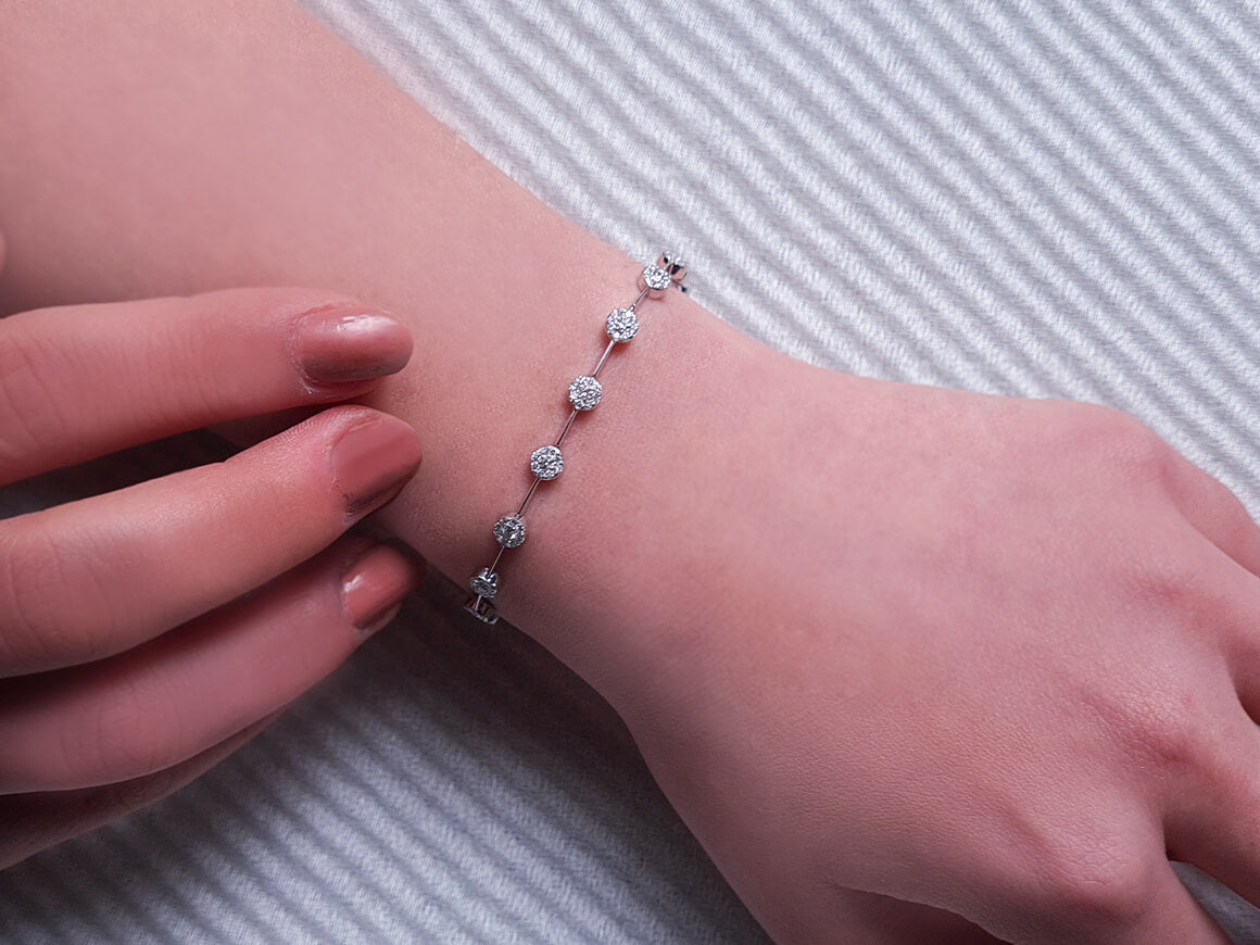 Luxurious bracelet with 153 round diamonds in 14K white gold – 1.05 ct