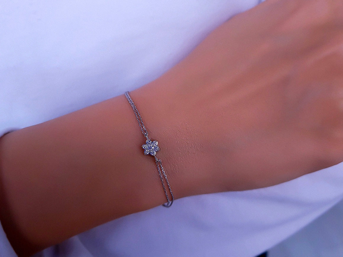Zartes Armband mit Blumenmotiv und 7 lab-grown Diamanten in 8K Weißgold
