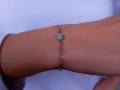 Zartes Armband mit Blumenmotiv und 7 lab-grown Diamanten in 8K Weißgold