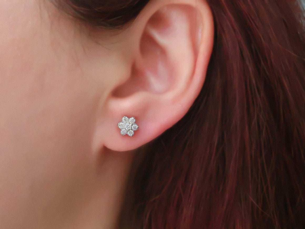 Boucles d'oreilles en diamant en forme de fleur avec 14 brillants en or blanc 333