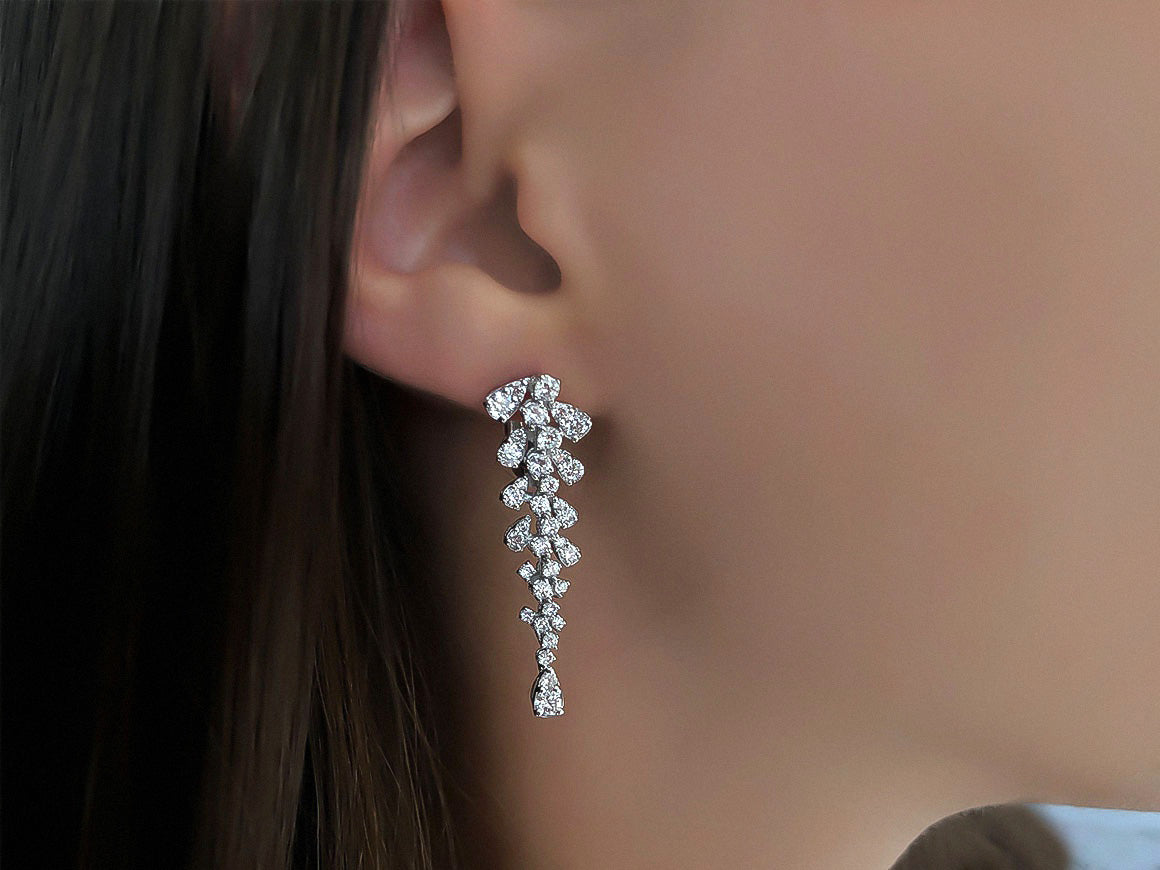 Luxurious drop earrings with 72 lab diamonds in 585 white gold