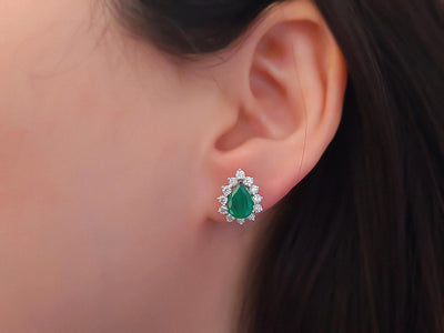 Tropfenförmige Smaragd-Ohrstecker mit Diamanten – 2,28 ct & 0,85 ct, 18K Gold