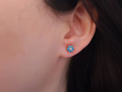 Boucles d'oreilles en forme de fleur avec diamants et turquoise en or rose 333‰