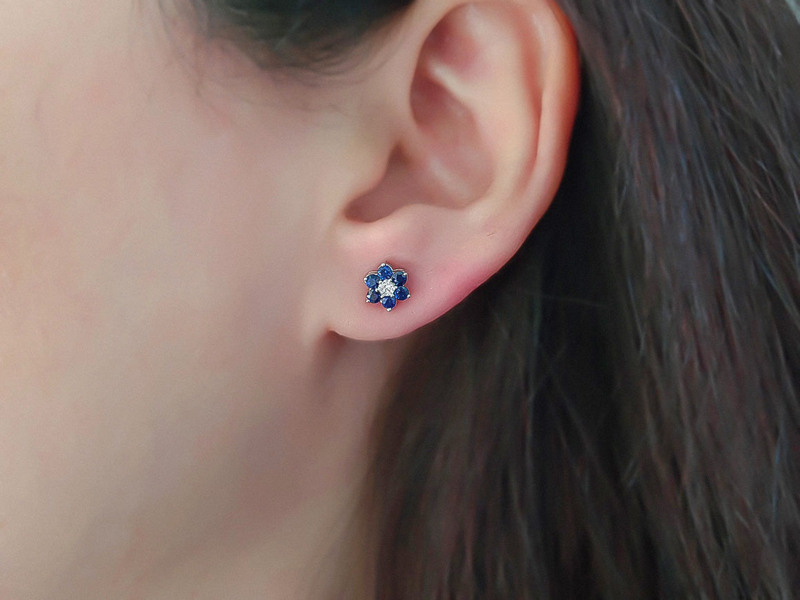 Boucles d'oreilles en forme de fleur avec saphirs et diamants en or blanc 8K