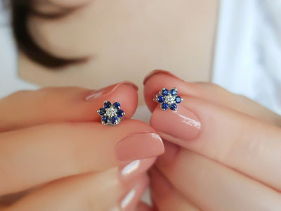 Boucles d'oreilles en forme de fleur avec saphirs et diamants en or blanc 8K