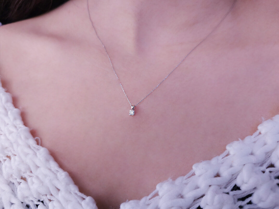 Fine solitaire diamond pendant with 0.12 ct in 14K white gold