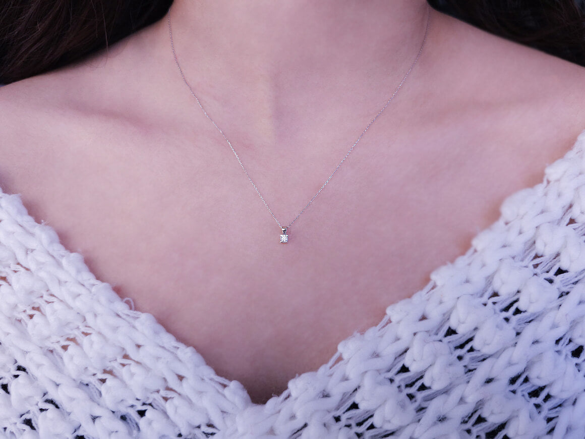 Fine solitaire diamond pendant with 0.12 ct in 14K white gold