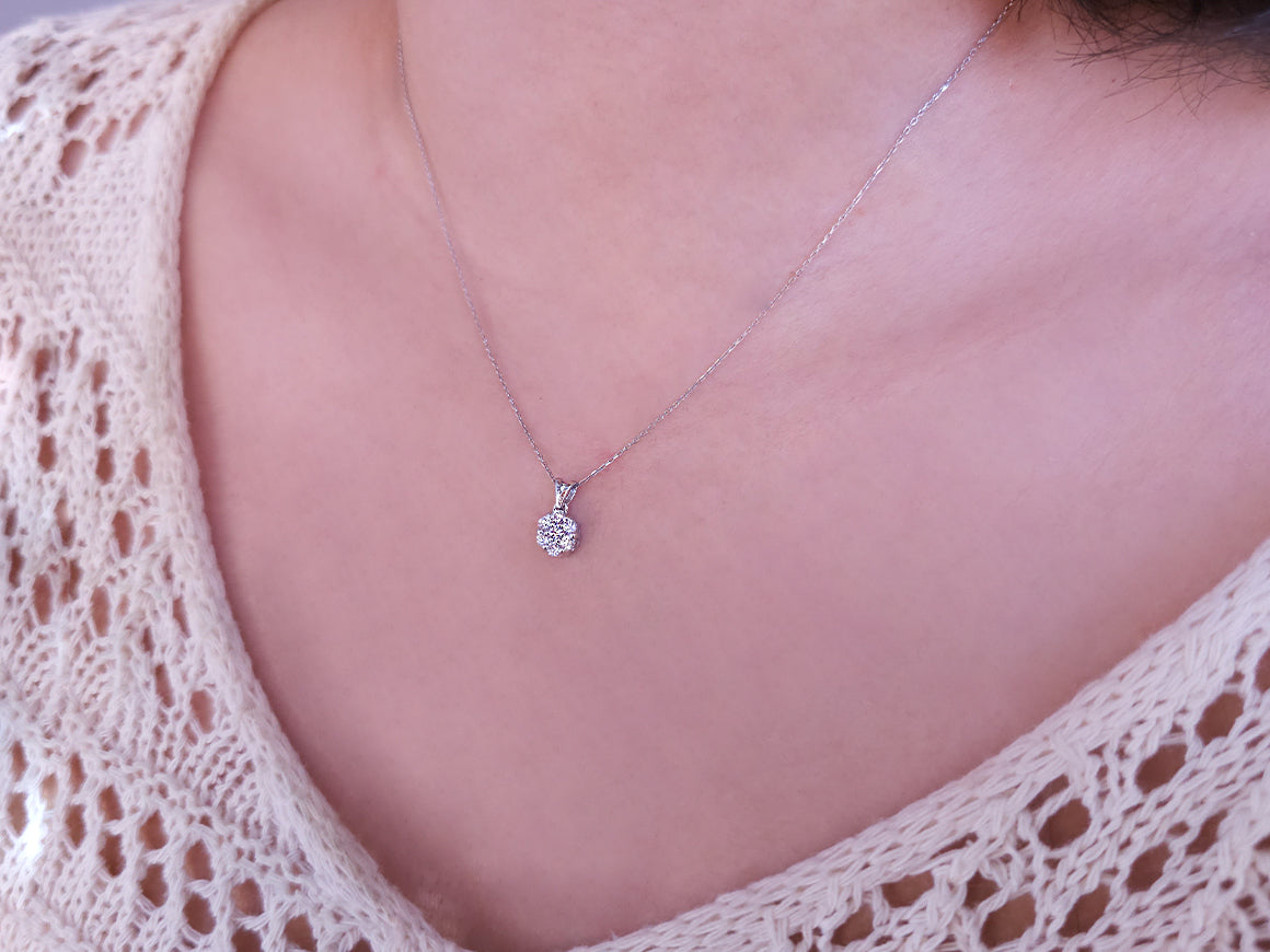 7 yuvarlak laboratuvarda yetiştirilmiş pırlantalı kolye - 8K Beyaz Altın'da küme tasarımı - Rosy Lab Diamonds'tan kaliteli Mücevher