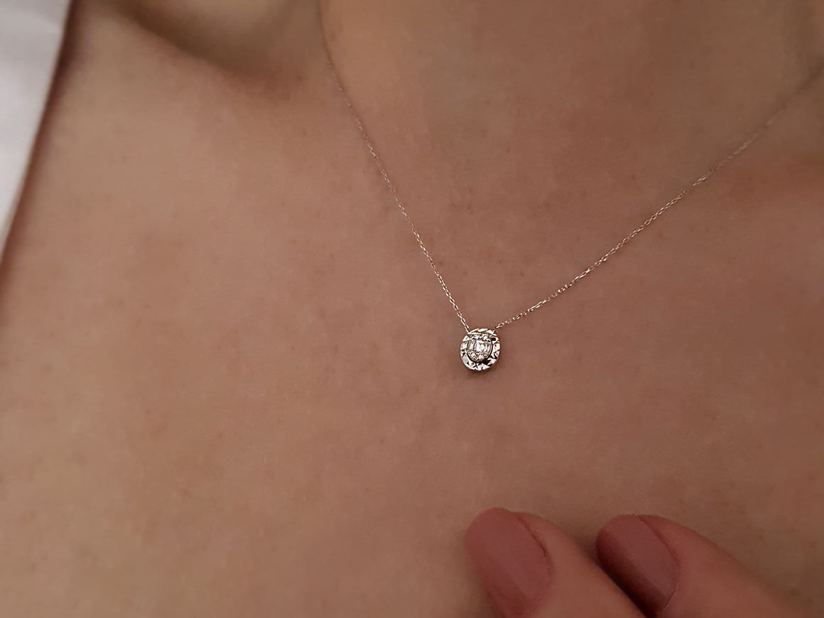 Shiny necklace with 3 baguette and 4 round lab diamonds – 14K gold