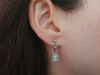 Glamorous dangling earrings with baguette and brilliant-cut diamonds in 333 white gold