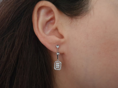 Glamorous dangling earrings with baguette and brilliant-cut diamonds in 333 white gold