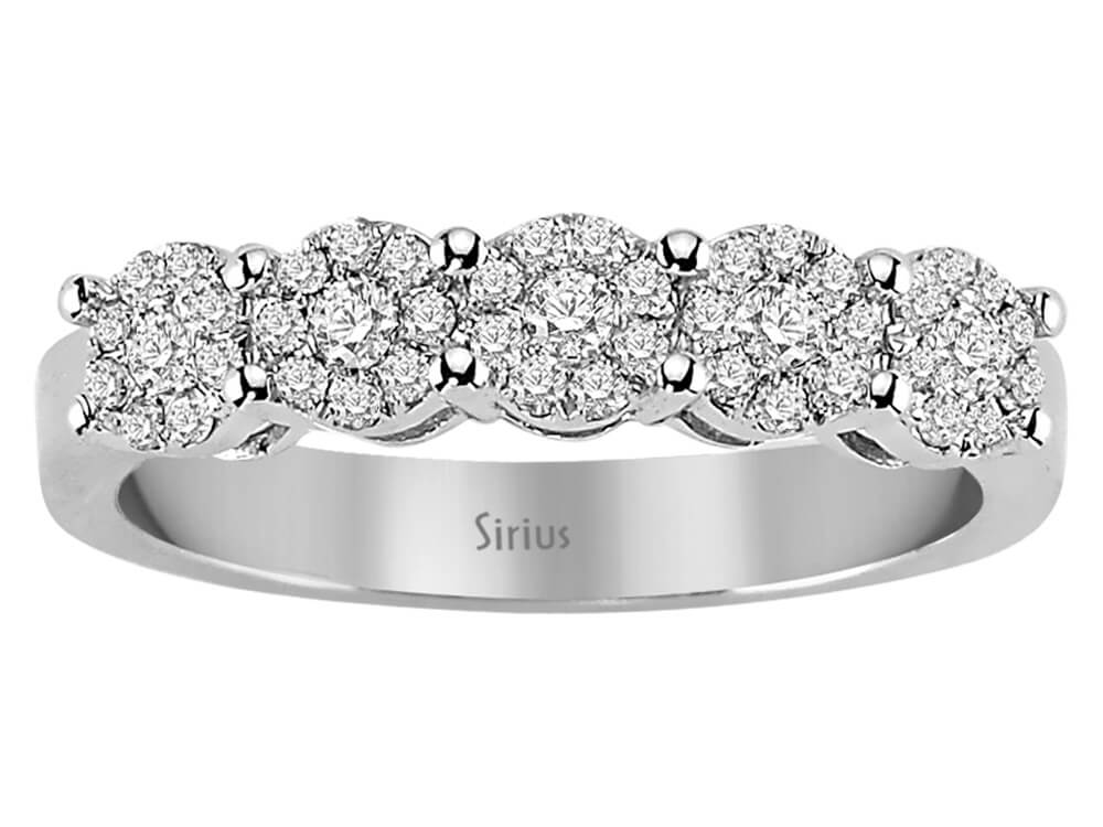 Bague diamantée à cluster avec cinq diamants de laboratoire remarquables – Or Blanc 8K – Bijoux haut de gamme de Rosy Lab Diamonds