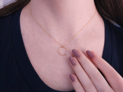 Collier cercle papillon avec 6 diamants de laboratoire en or jaune 14 carats