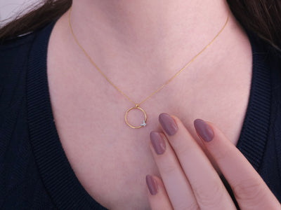 Collier cercle papillon avec 6 diamants de laboratoire en or jaune 14 carats