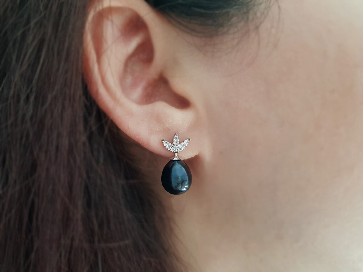 Boucles d'oreilles élégantes avec diamants naturels et perles goutte noires en or blanc 585