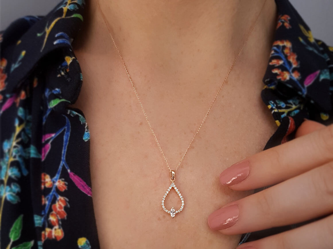 Tropfen-Halskette mit Markisendiamant und Pavébesatz – 0,22 ct – 14K Gold