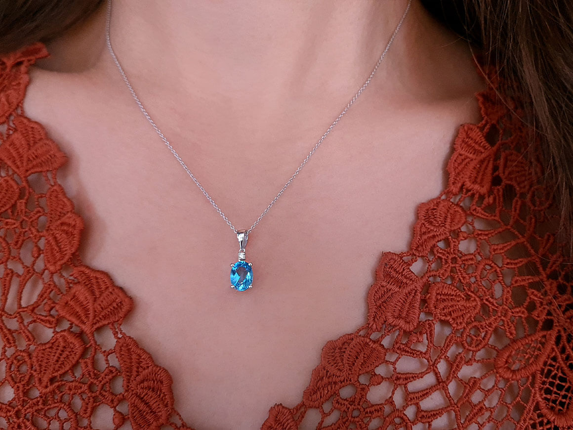 Pendant with Blue Topaz and Lab-Grown Diamond in 8K Gold