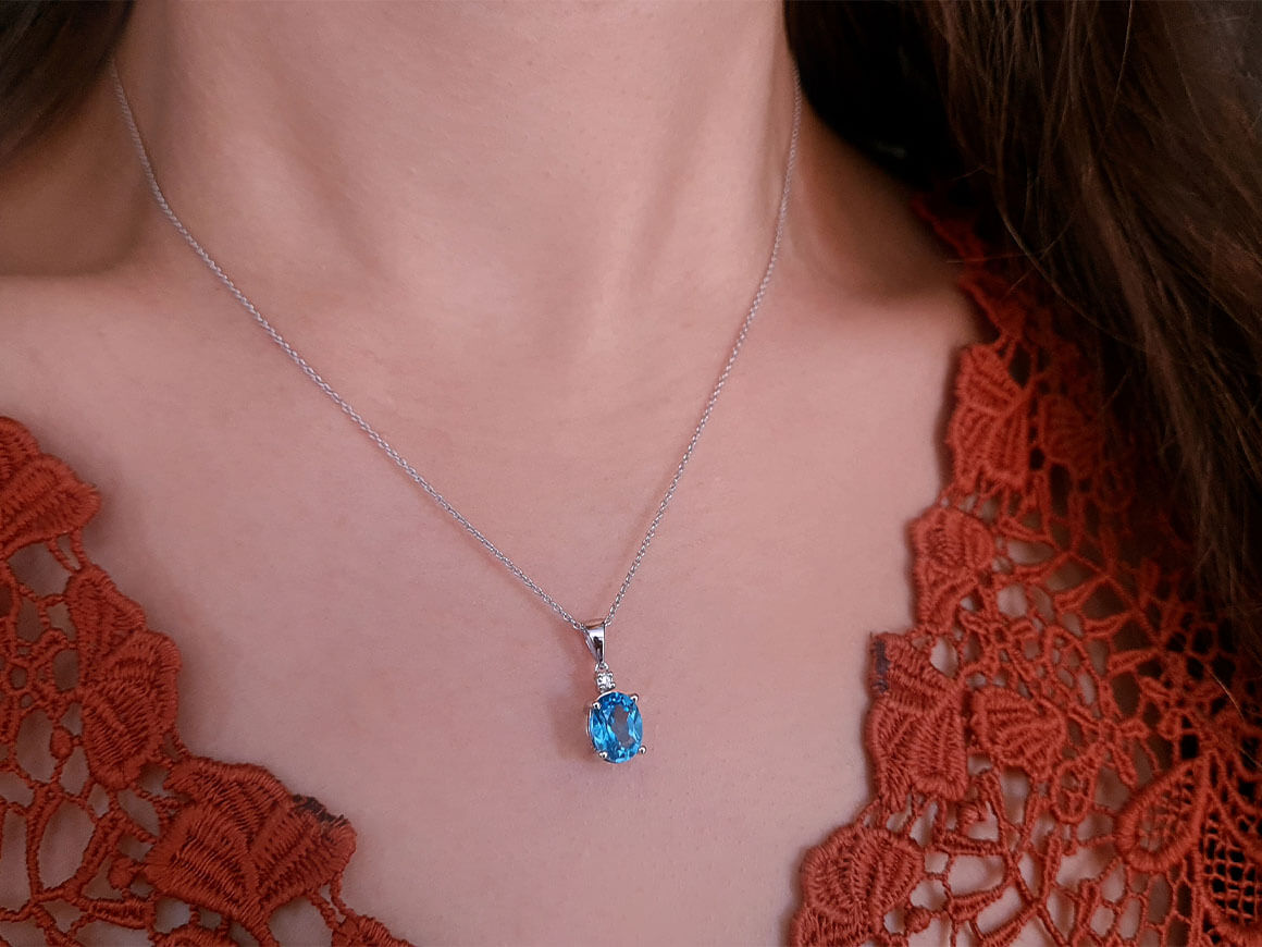 Pendant with Blue Topaz and Lab-Grown Diamond in 8K Gold