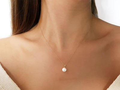 Collier élégant avec perle blanche ronde – 3,03 ct en or jaune 14 carats