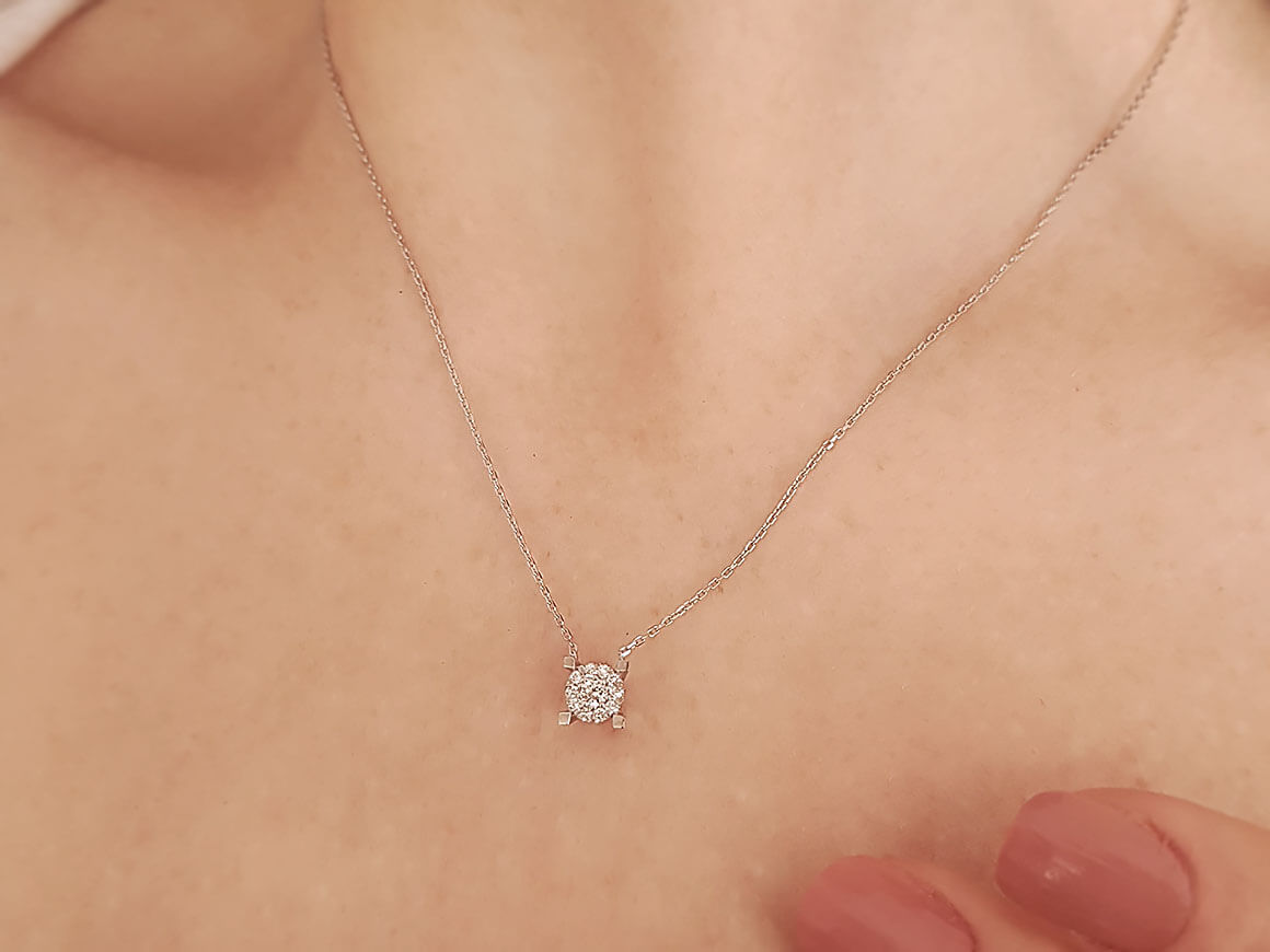 Shiny necklace with central and 10 round lab diamonds – 0.15 ct in 8K gold