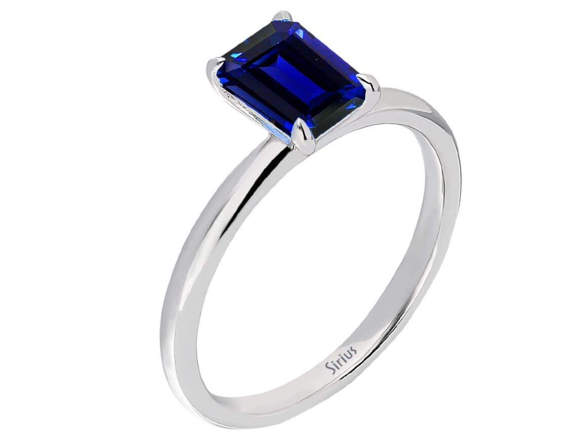 Weißgold-Ring mit tiefblauem Saphir im Oktagonschliff