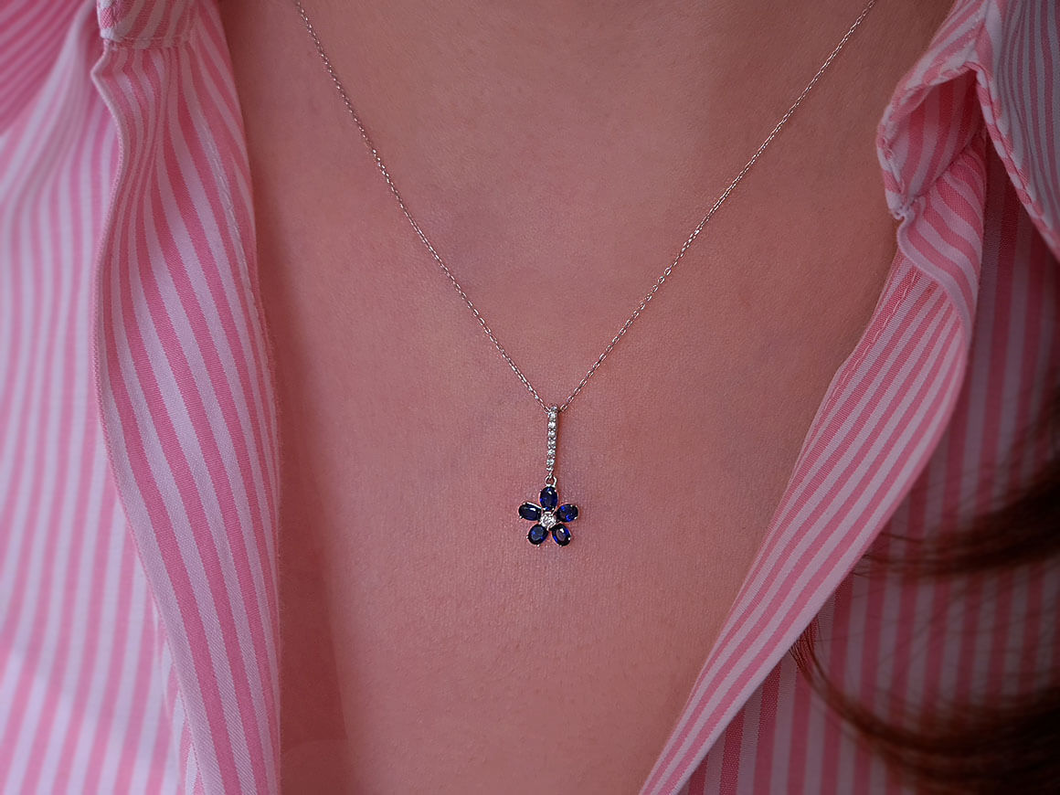 Pendentif fleur avec 5 saphirs et 8 diamants cultivés en laboratoire en or 8K