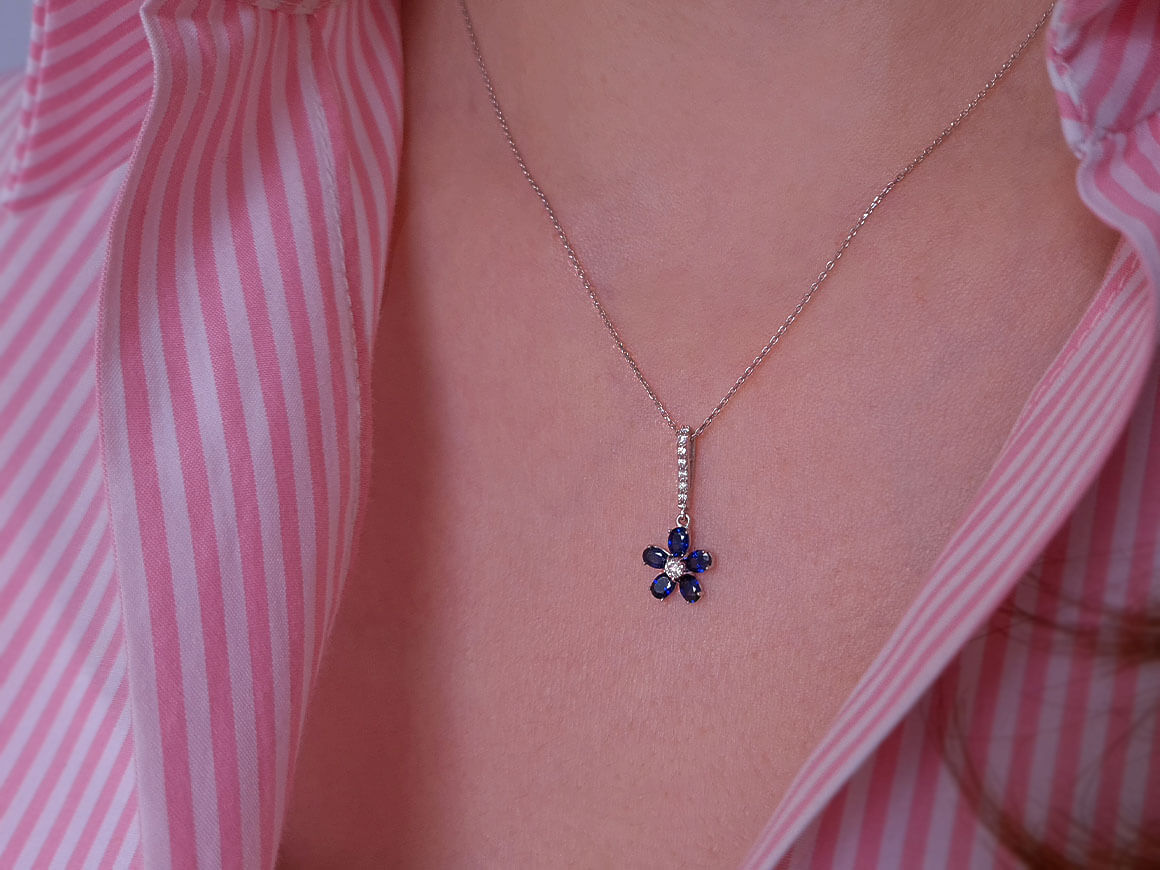 Pendentif fleur avec 5 saphirs et 8 diamants cultivés en laboratoire en or 8K