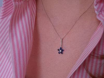 Pendentif fleur avec 5 saphirs et 8 diamants cultivés en laboratoire en or 8K