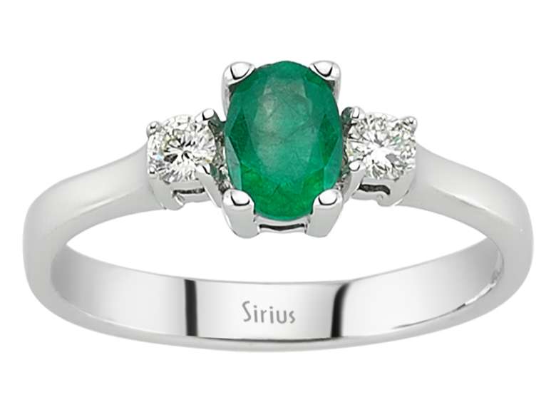 Elegant ring with a 0.52 ct oval Emerald and 2 lab-grown diamonds in 14K White Gold – high-quality Jewelry from Rosy Lab Diamonds