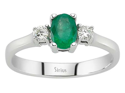 Eleganter Ring mit 0,52 ct ovalem Smaragd und 2 rund geschliffenen laborgezüchteten Diamanten in 14K Weißgold