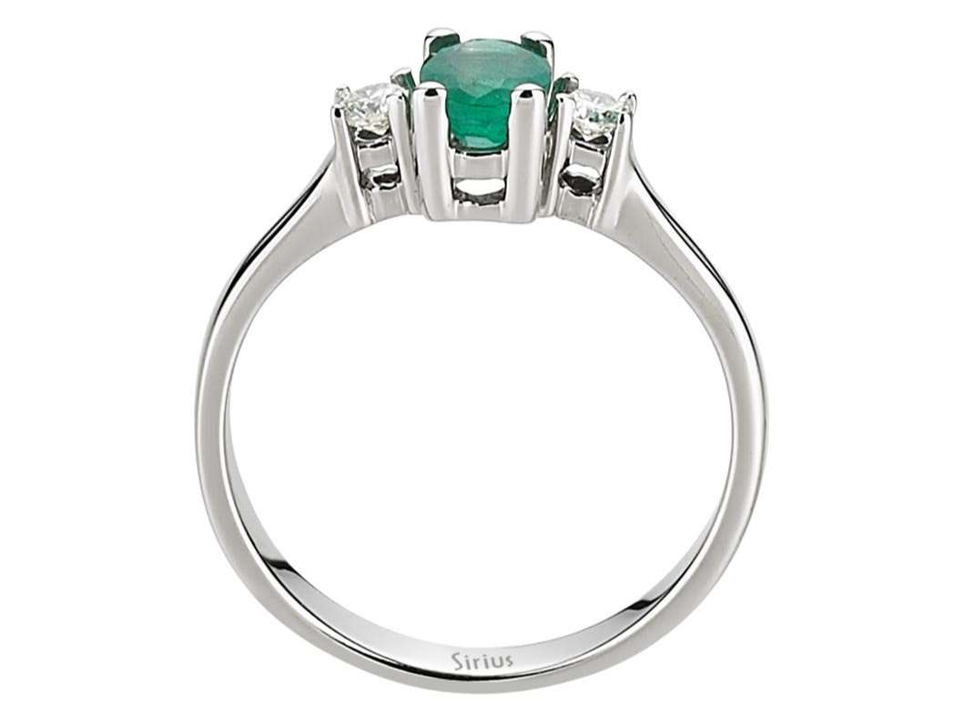Eleganter Ring mit 0,52 ct ovalem Smaragd und 2 rund geschliffenen laborgezüchteten Diamanten in 14K Weißgold