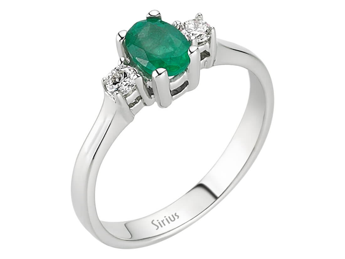 Elegant ring with a 0.52 ct oval Emerald and 2 lab-grown diamonds in 14K White Gold – high-quality Jewelry from Rosy Lab Diamonds