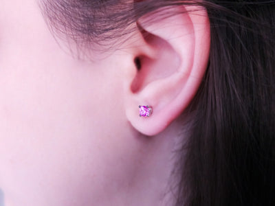 Clous d'oreilles solitaires avec 2 saphirs roses en or blanc 585