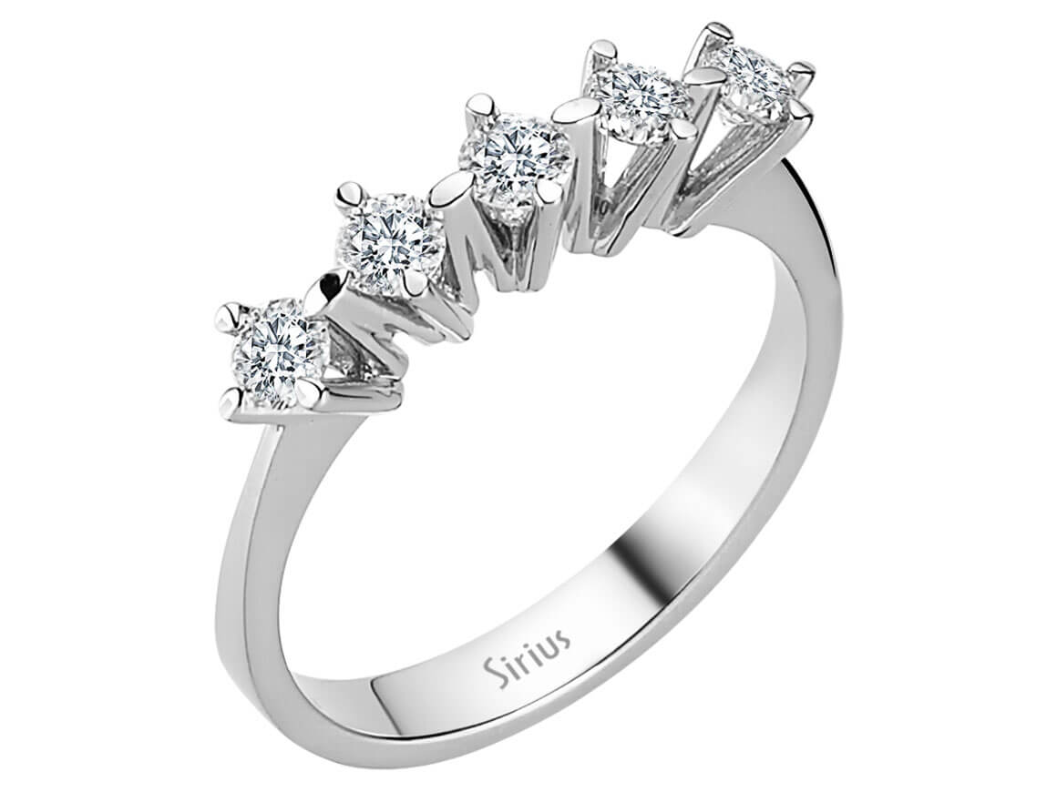 Feiner 5-Stein-Ring mit rund geschliffenen laborgezüchteten Diamanten in 14K Weißgold