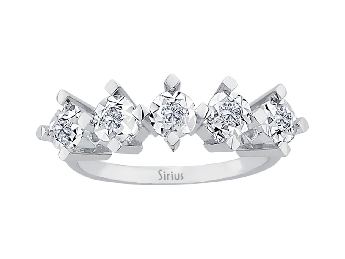 Stylish white gold ring with five sparkling diamonds