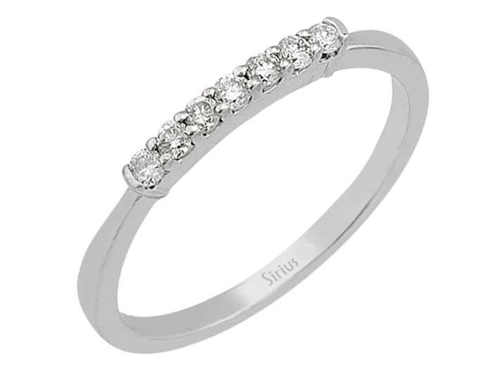 Schlichter Weißgold-Ring mit sieben rund geschliffenen Diamanten