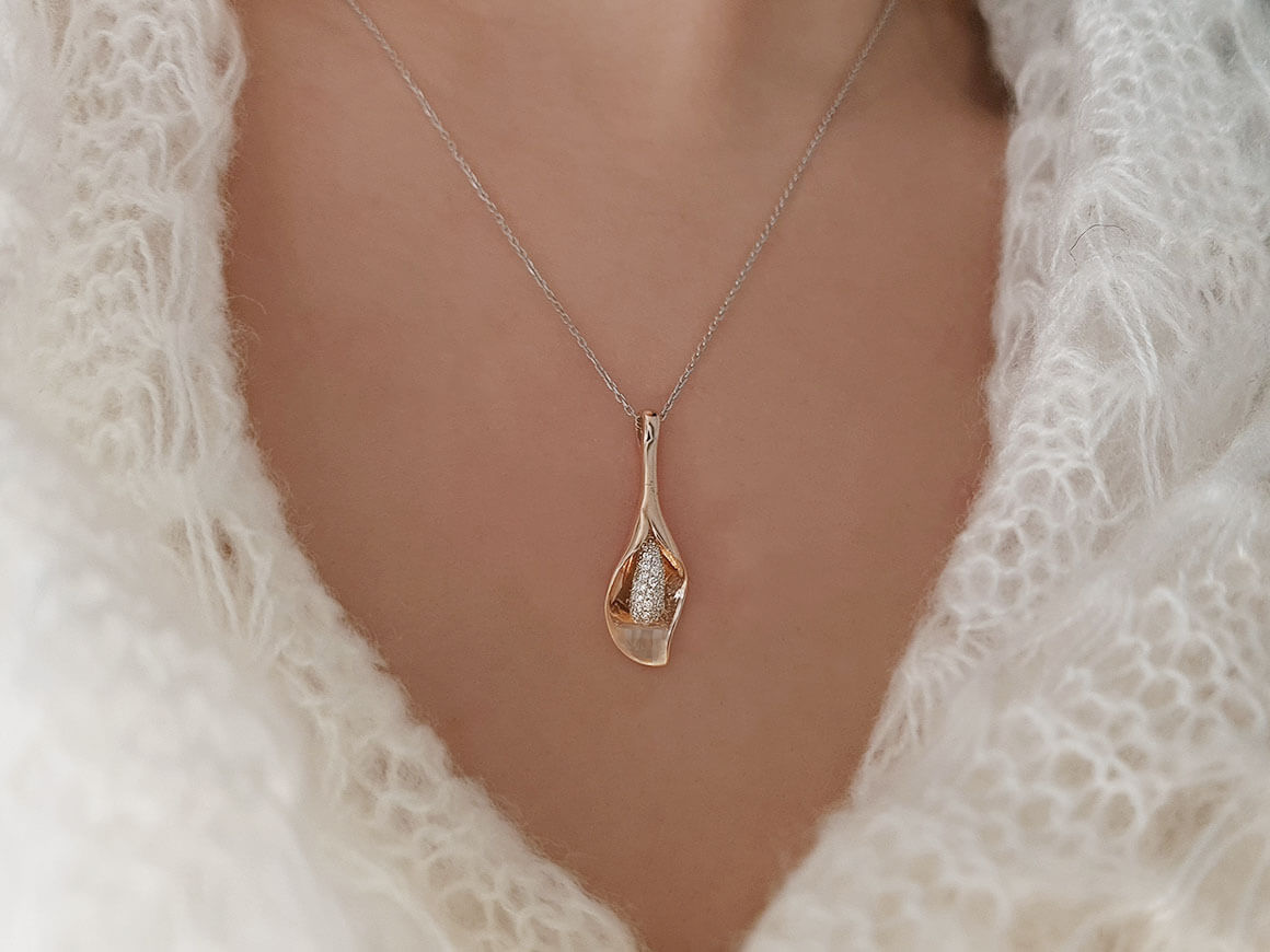 Floral diamond pendant in 14K rose gold – 36 brilliant-cut diamonds, 0.12 ct
