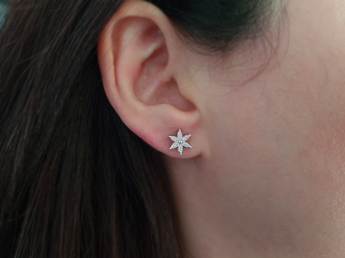 Blumenförmige Ohrstecker mit Labor-Diamanten in 585er Weißgold - hochwertiger Schmuck von Rosy Lab Diamonds