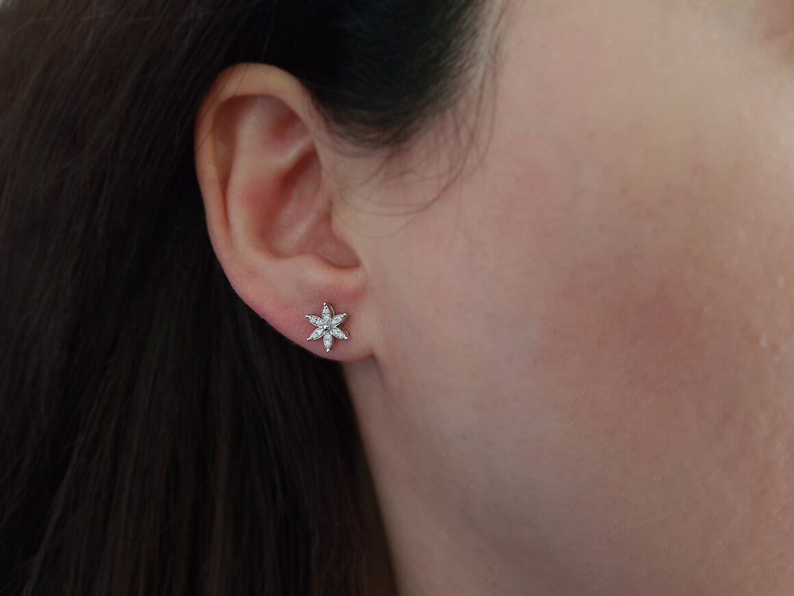 Blumenförmige Ohrstecker mit Labor-Diamanten in 585er Weißgold - hochwertiger Schmuck von Rosy Lab Diamonds