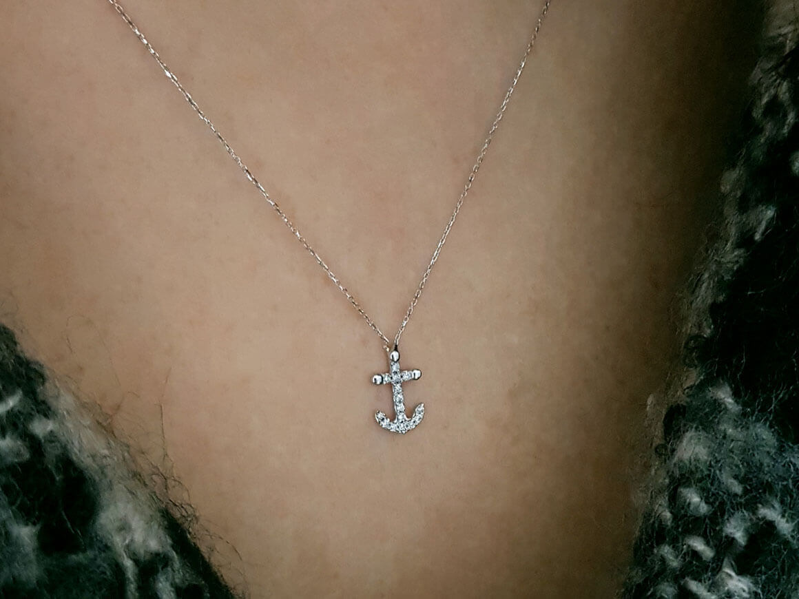 Diamond-studded anchor pendant | 18K white gold