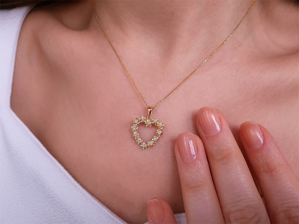 Pendentif cœur avec 12 diamants de laboratoire | Or Jaune 14K et motif floral – Bijoux haut de gamme de Rosy Lab Diamonds