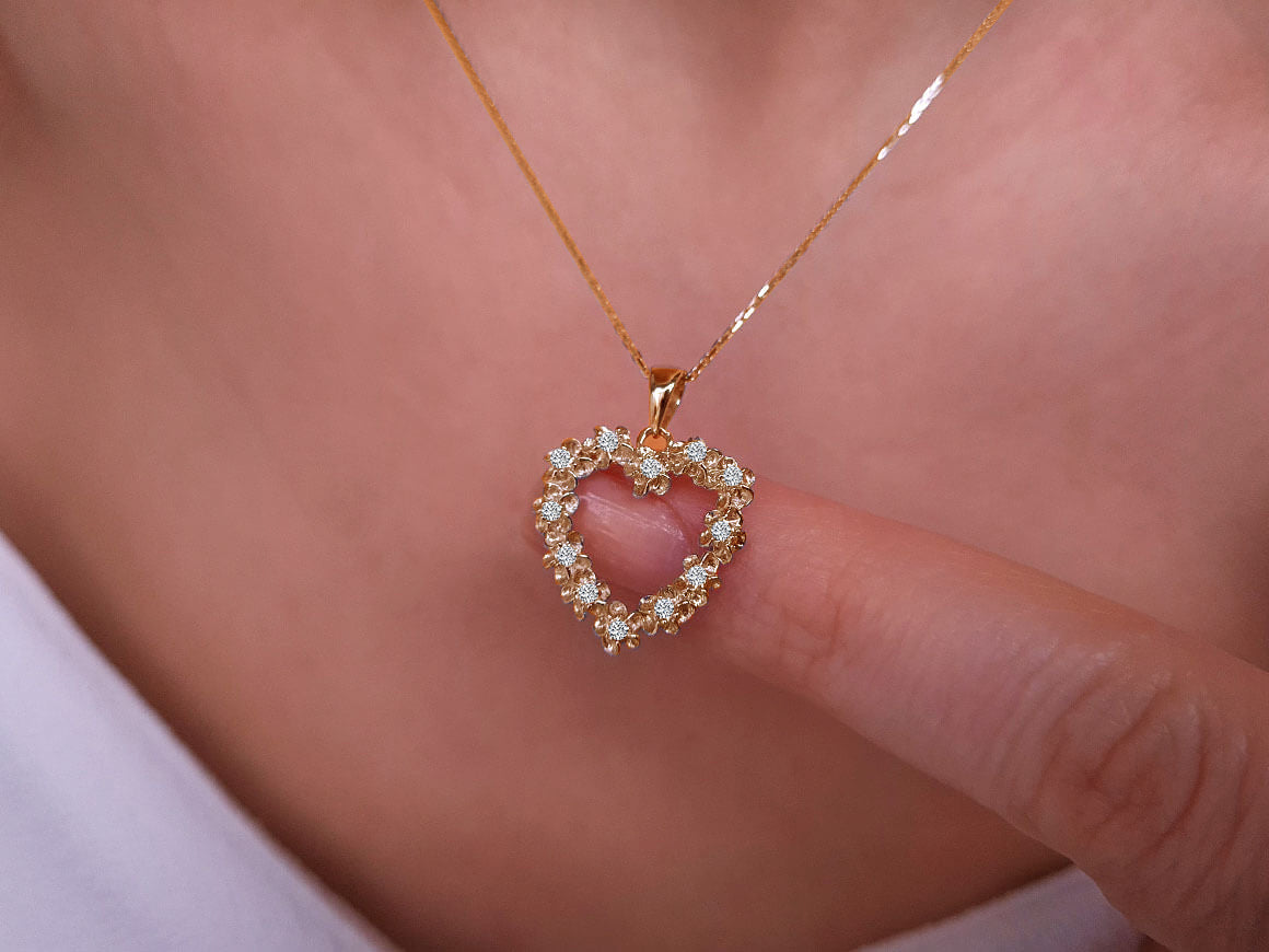 Pendentif cœur avec 12 diamants de laboratoire | Or Jaune 14K et motif floral – Bijoux haut de gamme de Rosy Lab Diamonds