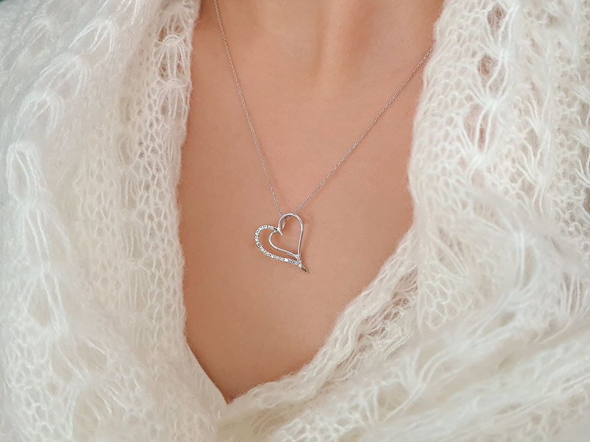 Zarte Herzanhänger-Kette mit 12 lab-grown Diamanten in 8K Weißgold