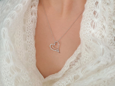 Zarte Herzanhänger-Kette mit 12 lab-grown Diamanten in 8K Weißgold