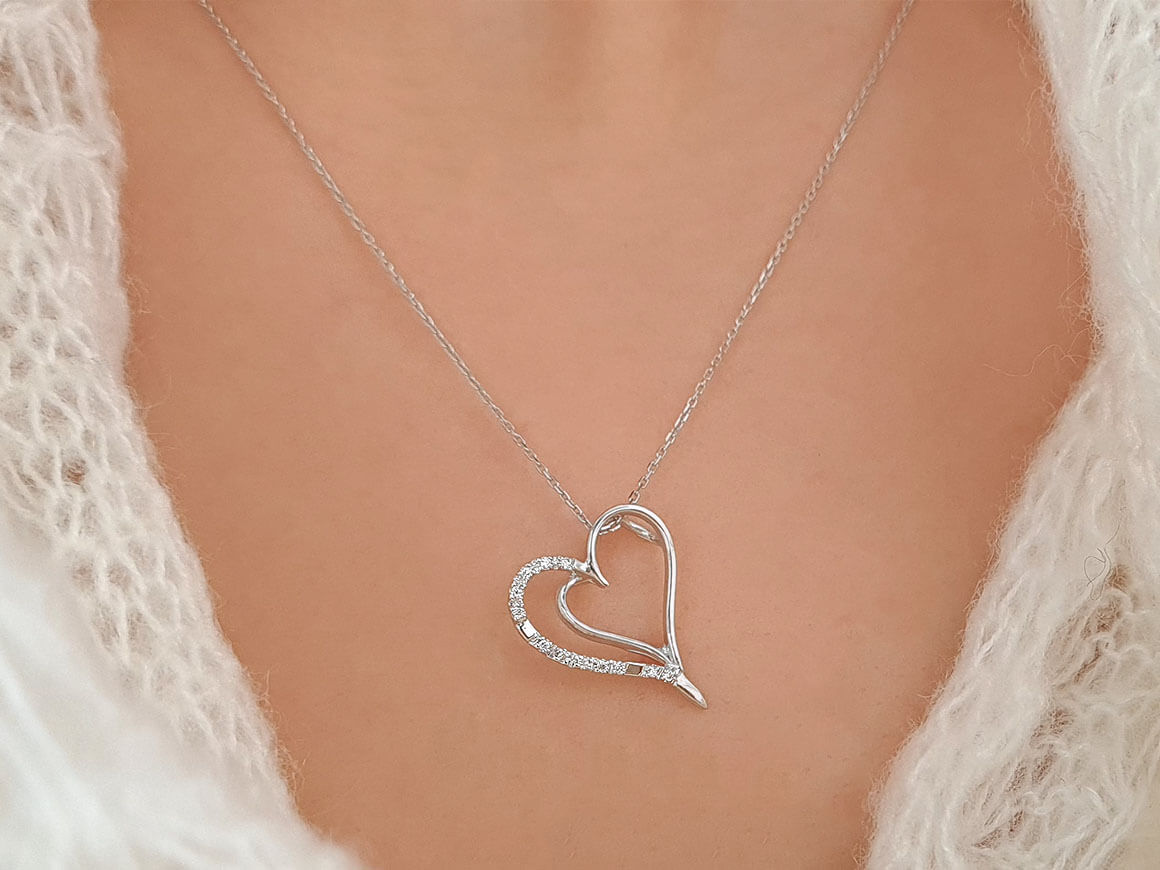 Zarte Herzanhänger-Kette mit 12 lab-grown Diamanten in 8K Weißgold