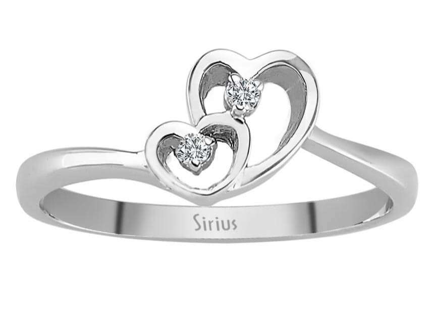 Zarter Ring mit zwei kleinen runden Diamanten in Herzfassung aus 8 Karat Weißgold