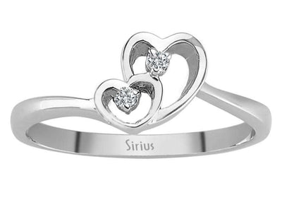 Zarter Ring mit zwei kleinen runden Diamanten in Herzfassung aus 8 Karat Weißgold
